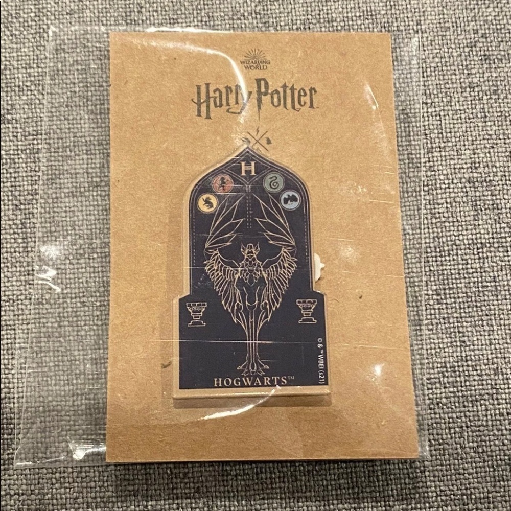 HARRY POTTER Hogwarts Dumbledore GARGOYLE Fawkes LIMITED Promo NYC New York Pin